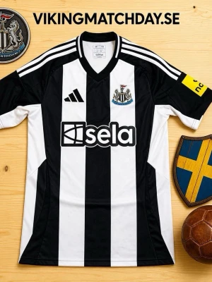 Newcastle United matchtröja svartvit - Snygg Newcastle United matchtröja i svart och vitt med klassiska vertikala ränder. Tröjan har klubbmärke på bröstet, Adidas-logga och sponsortryck. V-ringad hals och korta ärmar med vita ränder på axlarna. Perfekt för fotbollsträning eller supporterliv.