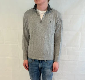 Polo Ralph Lauren Half Zip Grey Men's - Grå herrtröja i 100% bomull, half zip, pre owned i mycket gott skick.