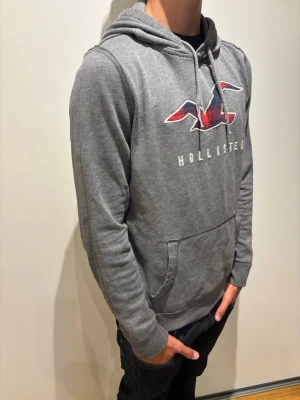 Hollister hoodie -  tvärfet hollister hoodie Storlek M Modell: 183 | Nypris 2000+ mitt pris 499kr! Skriv vid info/bilder