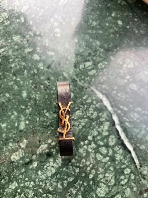 Yves Saint laurent armband - Detta  tvärfeta Yves Saint laurent armbandet | Storlek: Unisex onesize| nypris 3000+ mitt pris 899! Skriv vid info/bilder