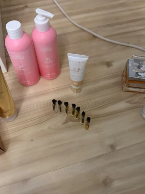 Parfymprover i små glasflaskor - Säljer ett set med sju små parfymprover i genomskinliga glasflaskor med svarta lock. Perfekt för dig som vill testa olika dofter innan du bestämmer dig för en favorit. Flaskorna är smidiga att ta med i väskan och har enkel sprayfunktion.
