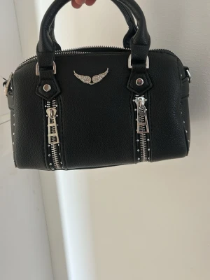  handväska - jätte snygg handväska 🖤 änvänd en  gång 