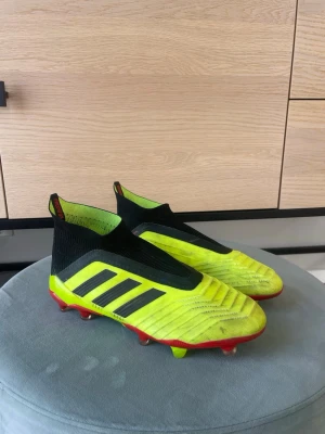Adidas predator 19+FG - Säljer dessa predator skorna i mycket fint skick. De går inte att få tag på längre och är en toppmodell inom fotbollsskor utan snören. Hör gärna av dig vid intresse! Nypris:2700kr 