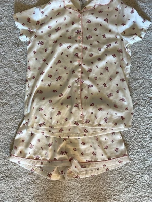 Piammas!🤍🎀🫰🏻 - En jätte gullig silkes piammas som jag köpte i julas men den  är tyvärr för liten!🎀🤍🤍