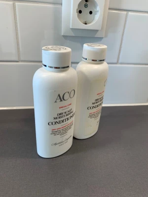 ACO Dry Scalp Moisturising Conditioner - Två  flaskor ACO Dry Scalp Moisturising Conditioner. Balsamet är speciellt framtaget för torr och känslig hårbotten. Flaskorna är helt oanvända. Nypris 109kr/ flaska🌸