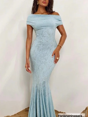Ljusblå offshoulder långklänning - Har bara använt denna klänning en gång, elegant perfekt för festliga tillfällen.