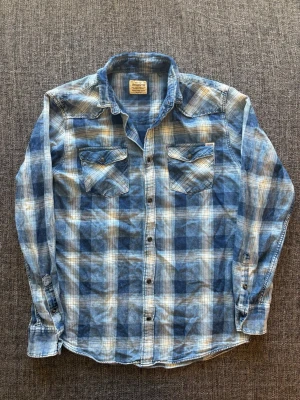 Vintage flanellskjorta ~ Jack & Jones  - 🎉 20% rabatt om du följer min profil och handlar direkt! 😊  Sjukt sällsynt blå rutig flanellskjorta i storlek M – vintage 2000’s modell med klassisk design och hög kvalitet. En eftertraktad modell med unik look som passar perfekt året om. 📦 Skickas inom 24h, kan gå ner lite i pris vid snabb affär! ✌️