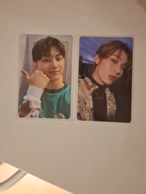 Enhypen photocard set - Säljer två stycken officiella Enhypen photocards från albumen Dimension: Dilemma och Dark Blood. Ena kortet har blå baksida och det andra svart, båda med olika texter. Perfekt för samlare av K-pop merch.