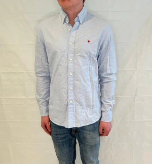Morris Shirt Blue Men's - Blå herrskjorta i 100% bomull, begagnad i mycket gott skick.