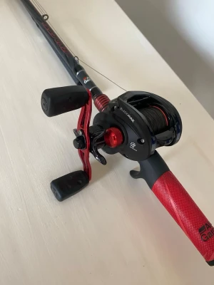 Abu Garcia Black Max + Max X Carbon – komplett fiskeset i mycket fint skick - Abu Garcia Black Max multirulle                      Abu Garcia Max X Carbon kastspö  Längd: 6'3" (ca 191 cm) Kastvikt: 60–100 g Aktion: (H)     Påspolad lina- redo att användas direkt    Ett kraftfullt och lättfiskat set som passar utmärkt för gäddfiske och andra större rovfiska. Perfekt för dig som vill börja med multirulle och den mer erfarne fiskaren som söker ett prisvärt kvalitetsset. Näst intill oanvänt,  säljes på grund av tappat intresse.