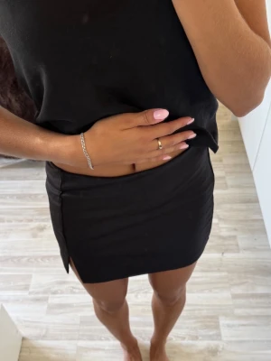 Svart kortkjol med slits - Köpte på Gina för länge sedan sitter som en s 