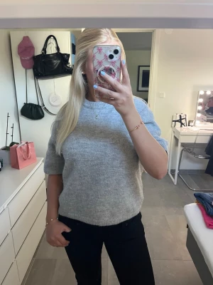 Ljusgrå stickad tröja - Superfin grå stickad tröja💕