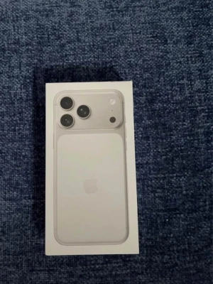iPhone 17 Pro Max 1TB Silver – Oöppnad & Kvitto finns - iPhone 17 Pro Max 1TB Silver – Oöppnad & Kvitto finns  Säljer en helt ny och oöppnad iPhone 17 Pro Max i färgen Silver med 1TB lagringsutrymme.  - Helt fabriksförseglad - 1TB lagring - Färg: Silver - Kvitto finns - Köpt hos Elgiganten - Garanti gäller enligt kvitto  Seriösa köpare är välkomna att höra av sig vid frågor. Inga byten, endast försäljning.
