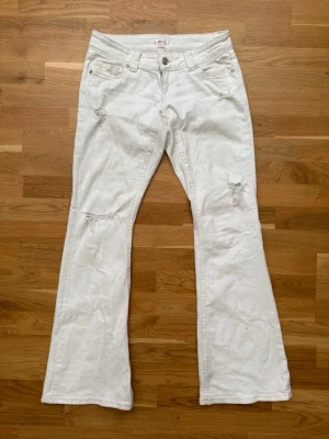 Vita bootcut jeans från Gina Tricot - Innerbenslängd: ca 83 cm, midjemått: ca 42 cm 