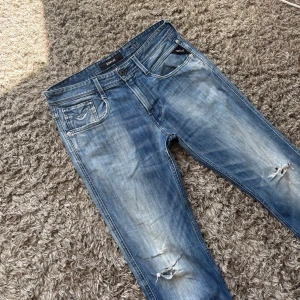 Replay anbass jeans med slitningar  - Säljer dessa rikigt snygga Replay anbass jeansen!🙌Skick : fint skick!⭐️ Storlek : W31/L32!🤝 Hör gärna av er om ni har funderingar!👍