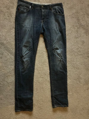 Tramarossa jeans - Tja säljer mina tramarossa jeans straight leg. Dom är stolek 33 och perfekta för relaxed look skriv om du har några frågor mvh Oliver 