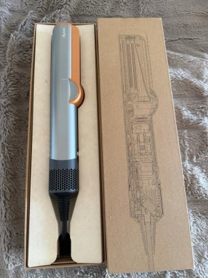 Dyson hårstyler silver/koppar - Snygg och modern hårstyler från Dyson i silver och koppar. Kommer med sladd, förvaringsfodral och originalkartong. Perfekt för styling av håret med avancerad teknik och stilren design. Material i metall och plast.