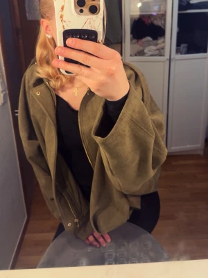 Zara Jackan  - Säljer en olivgrön oversized jacka i mockaimitation med dragkedja framtill och bred krage från Zara! Som är super populär, använd några gånger men inget som syns ! Perfekt att slänga över en hoodie eller t-shirt för en trendig stil.