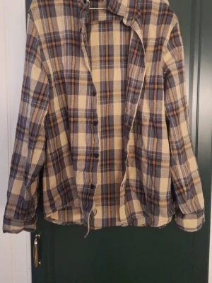 Rutig skjorta - Brun ish skjorta. Köpt på Vinted men den var för liten.