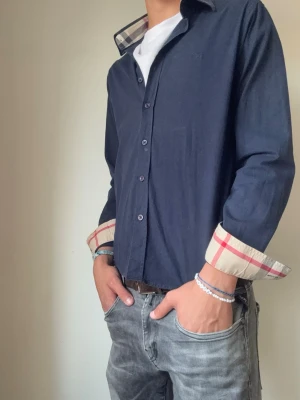 Burberry skjorta  - Tjabba! Säljer nu denna Burberry skjortan i storlek S! Den är i ett nytt skick 9/10, inga defekter! Moddelen ca 180cm! Om ni har några tankar eller funderingar är det bara att höra av sig😁!
