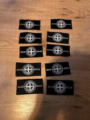 Svarta Stone Island tygmärken - OBS ENDAST 1 VID KÖP!!