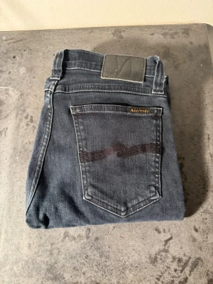 Nudie jeans  - Tjabba! Säljer nu dessa Nudie jeans i storlek w28 L30! Dom är i ett bra skick 8/10, inga defekter! Om ni har några tankar eller funderingar så är det bara att höra av sig😁!