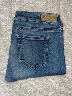 Replay jeans  - Ljusblåa jeans från Replay med låg midja och skinny passform. Midja 38cm, längd 98cm. JAG SKICKAR EJ FLER BILDER NÄR JAG BÄR JEANSEN! för bättre inblick i passformen rekommenderar jag att googla på modellnamnet. För storleksguide kolla måtten noggrant då jeansen alltid kan vara uppsydda heller krympta och jag ej tar emot returer :) (r18)