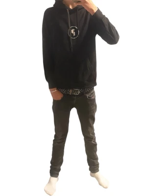 Svart hoodie Peak Performance - Säljer denna lite schysstare peak performance hoodien eftersom den inte passar. Sjukt snygg och skön. Passa på att köpa den nu inför höst/vinter. Passar till alla outfits. Tveka inte på att höra av dig vid frågor eller liknande. Pris kan diskuteras vid snabb affär.