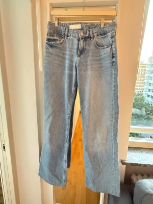 Lågmidjade jeans  - Zaras modell low wide!!