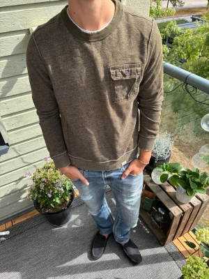 Brun tröja Abercrombie & Fitch S - Sjukt fet tröja från Abercrombie & Fitch med naturliga slitningar. Bra skikc skriv vid funderingar och följ för mer!🤝 Längd: 62 Axelbredd: 40✅