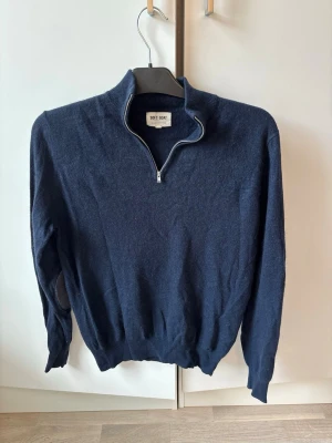 Ursnygg soft goat half zip 100% Kashmir M - Jättefin populär och eftertraktad blå soft goat finstickad Kashmir half zip i storlek M av högsta kvalité. Grym passform och perfekt nu till hösten i superfint toppskick! Tveka inte vid minsta fråga 