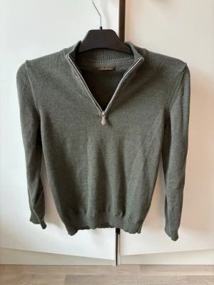 Superfin stenströms half zip S - Jättefin populär och eftertraktad stenströms finstickad merinoull half zip i storlek S av högsta kvalité. Grym passform och perfekt nu till hösten i superfint toppskick! Tveka inte vid minsta fråga 