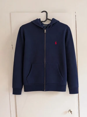 Ralph Lauren zip hoodie - Tjena! Jag säljer en riktigt snygg Ralph Lauren zip hoodie😁 Den är i mycket bra skick men har några fläckar! Den är självklart äkta✅  Skicka om du har några frågor 😄