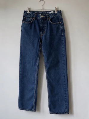 Jeans från Bik Bok - Säljer dessa trendiga mörkblå jeans från BikBok i väldigt bra skick, då de endast har använts ett fåtal gånger. De har en snygg, lite mer avslappnad wide leg-inspirerad passform med medium låg midja – alltså lite lägre midja utan att vara jättelåg. Perfekta för den trendiga jeans-looken och passar superbra med både toppar och oversized plagg. Storlek xs-s. Originalpris 699 kr, säljer för 350 kr.