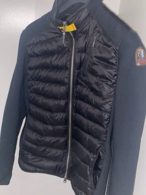 Parajumpers cardigan  - En svart parajumpers cardigan storlek M köpt på NK i Stockholm finns kvitto bevis och galje och extraknappar.Priset är inte hugget i sten !!