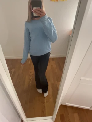 Ljusblå stickad tröja Vero Moda - Mysig ljusblå stickad tröja från Vero Moda med rund halsring. Perfekt för lager-på-lager och enkel att matcha med jeans eller kjol. Den är nopprig