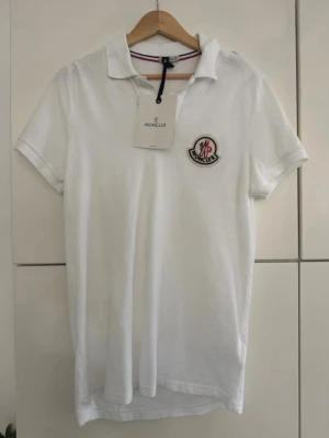 Vit pikétröja från Moncler - Moncler piké vit, använd ett par gånger, storlek M, köpt på outlet!