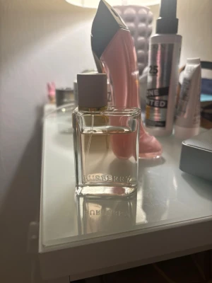 Burberry Her parfym  - Dam parfym som luktar jätte gott och söt, samtidigt väldigt fräsch🍓🍓30 ml