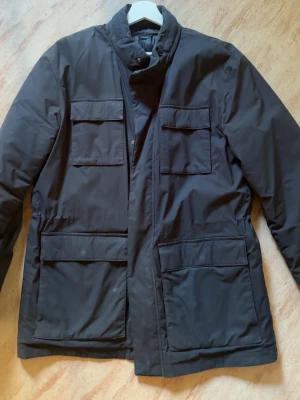 John Henric field jacka - Säljer denna riktigt snygga field jackan, passar perfekt till senhöst och vinter. Stilren i mörkblå/navy färg. Köptes förra säsongen och kom inte så mycket till användning därav säljes, riktigt fräsch och bra skick.  Har en väldigt liten defekt på en av fickorna (se bild) men verkligen ingenting som syns.  Storlek M