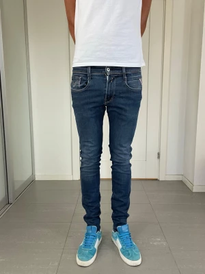 Replay Anbass Jeans - Säljer nu dessa Replay Anbass Jeans, W29 o L32 med mått ca 37 o 104 cm. moddelen är 183 och väger 68 kg. Skriv för fler bilder/frågor🙌🏼