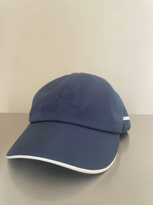 Loro Piana Keps - Hej, säljer nu min Loro Piana keps då jag inte tyckte den passade mig. Har använt den 1 gång så skicket är topp. Size: one size fits all. Stil: Unisex                                                                                  Tveka inte på att höra av er!