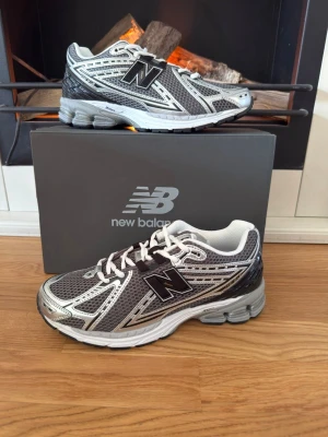 New balance 1906r skor - Säljer nu ett par helt nya new balance 1906r  i strl 44 och en grå/silver färg. Perfekt sko året runt! Bara att skriva ett DM vid intresse:)