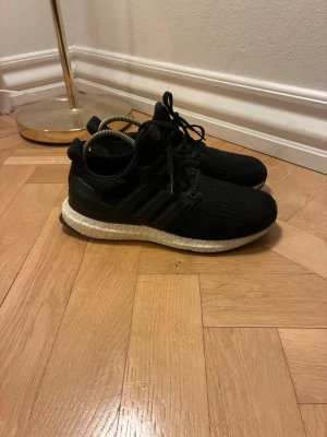Ultra boost - Tja säljer ett par svart vita ultraboost i storlek 38 2/3 men passar 39 såklart äkta ✅pris kan diskuteras Mvh Gabbe