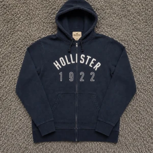 Hollister Zip Hoodie - Säljer denna riktigt stilrena zip hollister hoodien i mycket fint skick!🌟Strl M /// Hör gärna av er om ni har funderingar!👏