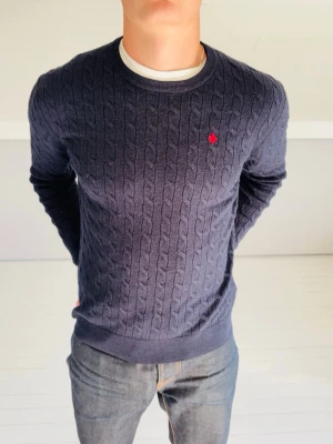 Morris stickad tröja, 100% Merino  - En riktigt skön i snygg kabelstickad tröja i 100% merinoull från Morris , Inga defekter! Modellen i bilden är 170cm 60 kg och bär storlek S, Kom med frågor!🌟(Kan gå ned i pris vid köp av paket😉) 