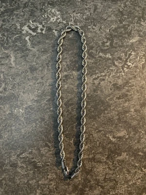 Cordell halsband 8mm 50cm från kejsar  - Säljer ett stilrent halsband med tvinnad kedja i silverfärg. Halsbandet är från kejsar och köpt för 1  och ett halvt år sen för 4999kr men haft länge därför sänkt till 1500kr så hojta till och köp detta bra pris snabbt💯💯