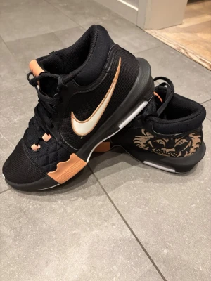 Nike LeBron Witness 8/VIII basketsskor stl 43 - Svarta Nike LeBron Witness 8/VIII basketsskor i stl 43 säljes. Använda en halv säsong innan det blev dags för större. Är i fint skick men en liten skönhetsskada på ena skon, se bild. Originalkartong finns kvar.