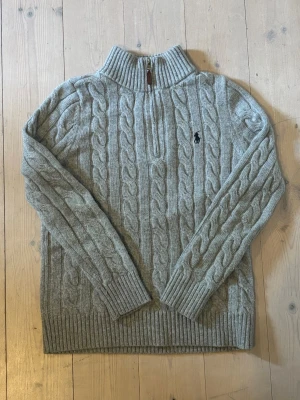 Ralph lauren stickad tröja - Varm tröja, bra för hösten. Köpt second hand men knappt använd. Lite stikigt material, men inte super. Dm gärna för mer :)