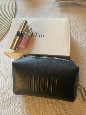Dior necessär  - Helt ny äkta Dior necässär + mini size produkter! Ej använda. 