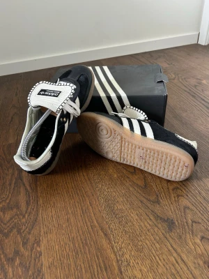 Adidas Wales Bonner - Säljer nu dessa feta Adidas Wales Bonner! Skorna är i storlek 43 och är i sjukt bra skick men noll defekter . Skorna är Sjukt sköna och har en härlig passform. Hör av er vid funderingar!☺️